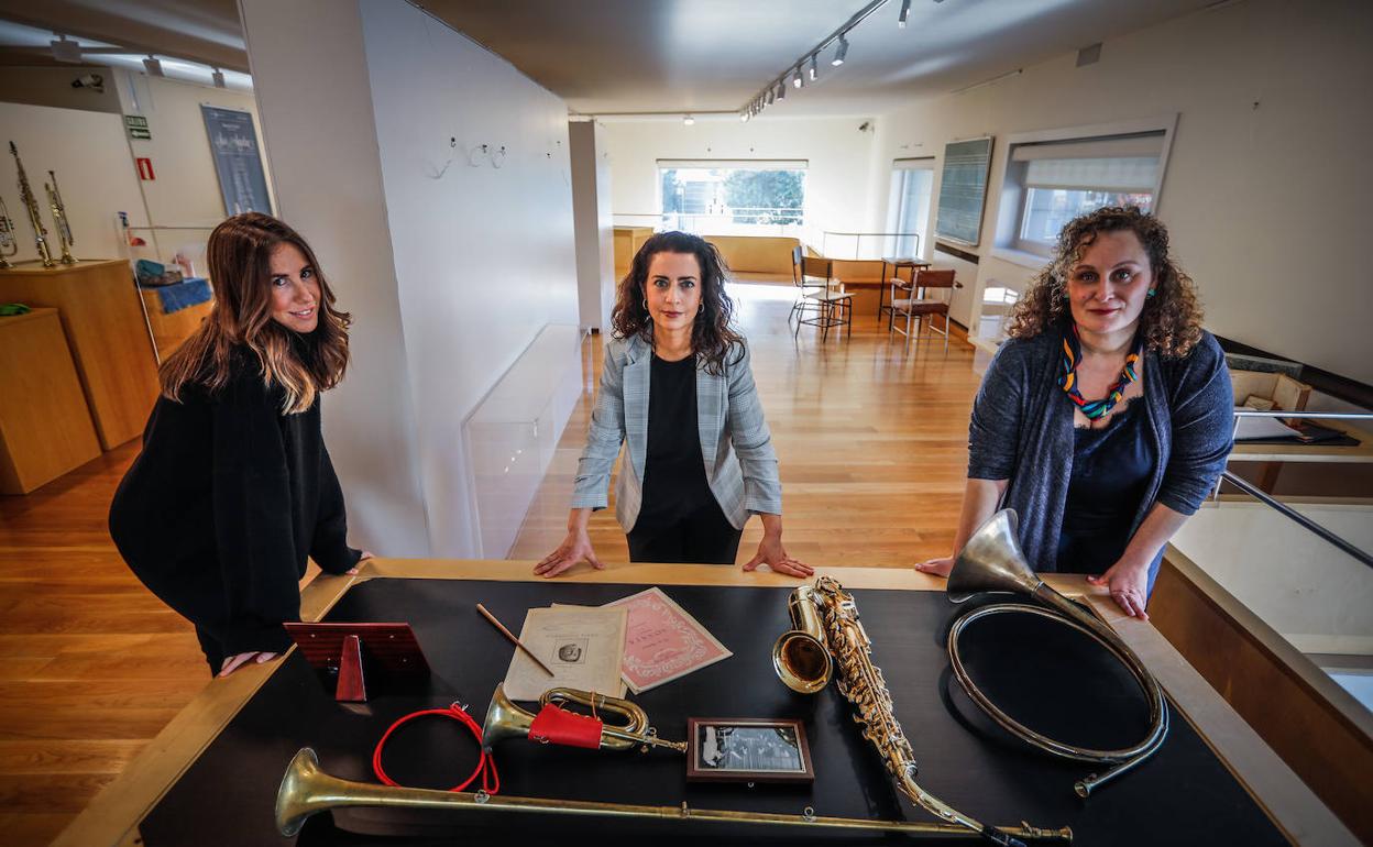 Laura García-Román, responsable de Comunicación, y Mercedes García y Amparo García, comisarias de la exposición, en la Sala Zaida. 