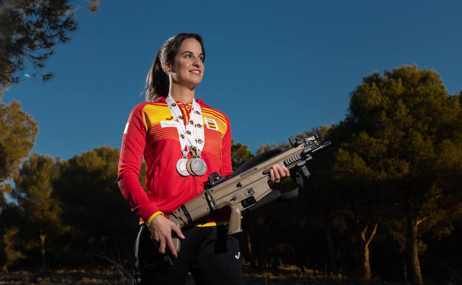 Victoria Padial posa con su carabina de láser y sus medallas en Monachil, donde reside. 