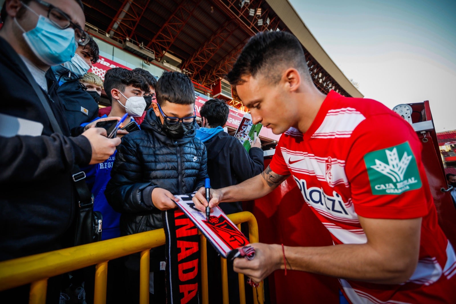 El centrocampista serbio del Granada posa de rojiblanco en su presentación oficial ante la afición.
