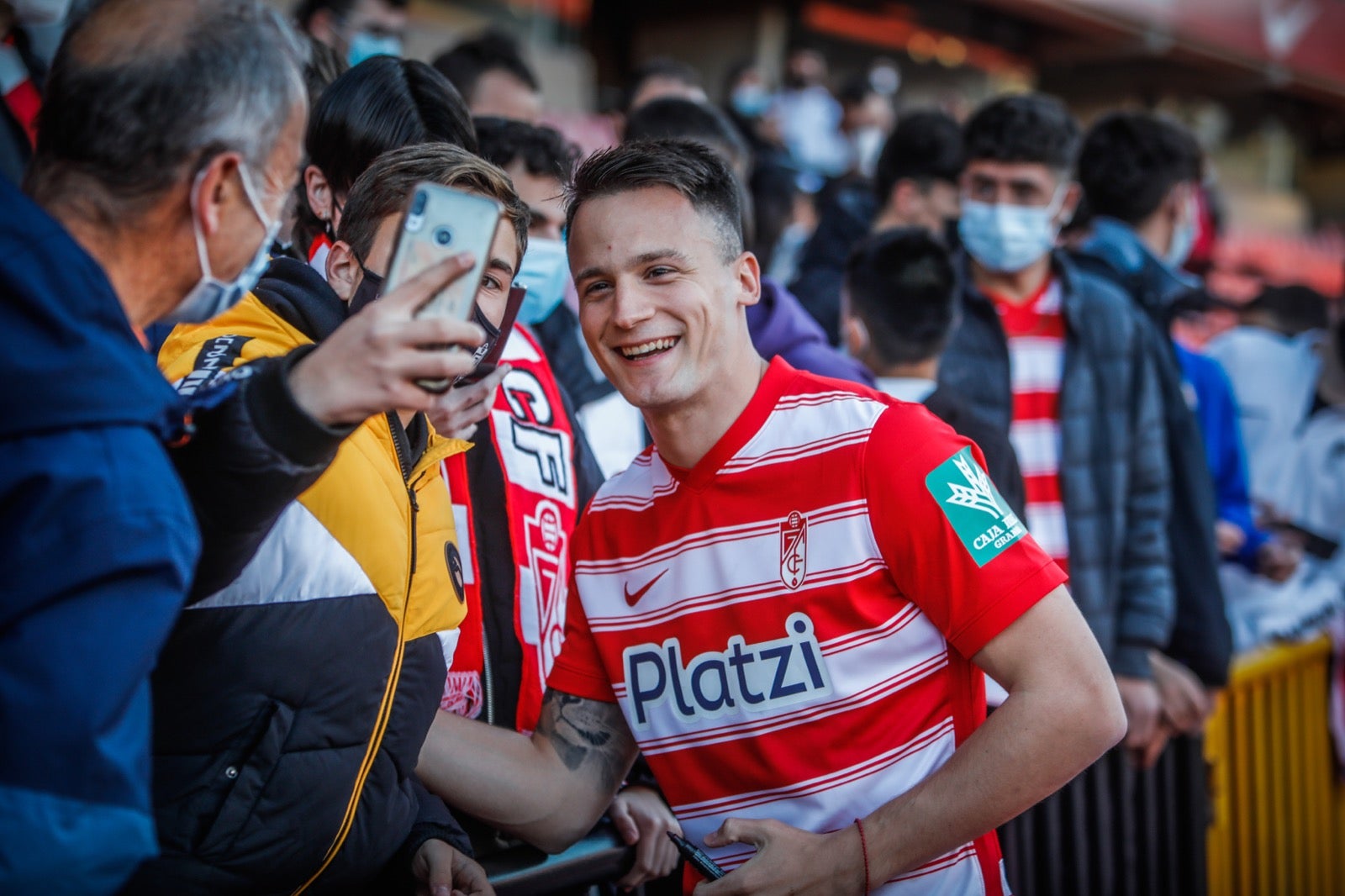 El centrocampista serbio del Granada posa de rojiblanco en su presentación oficial ante la afición.