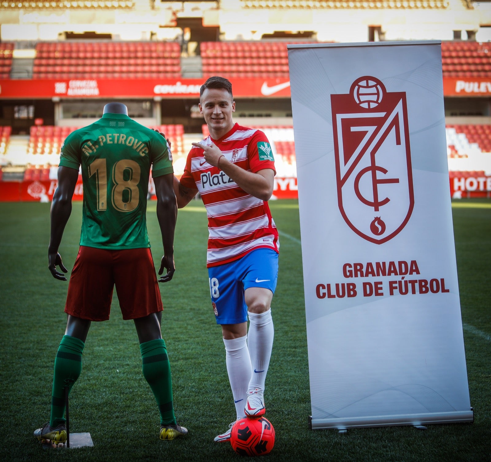 El centrocampista serbio del Granada posa de rojiblanco en su presentación oficial ante la afición.