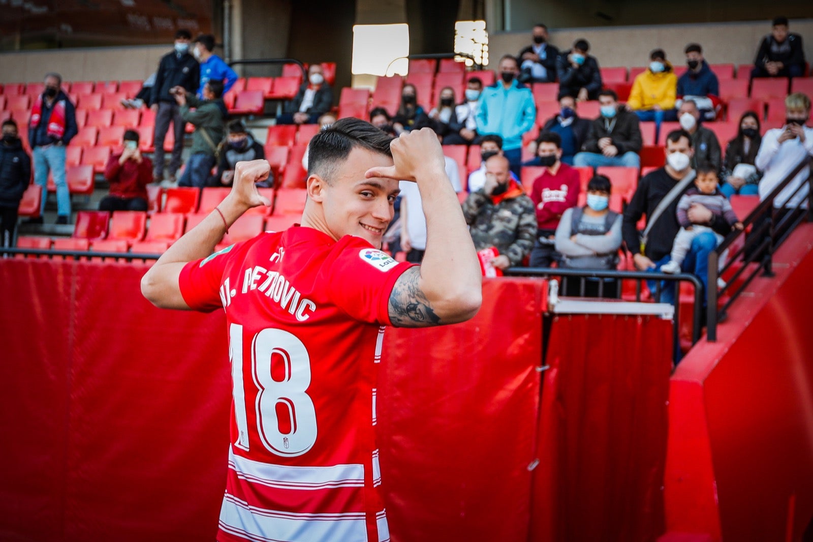 El centrocampista serbio del Granada posa de rojiblanco en su presentación oficial ante la afición.
