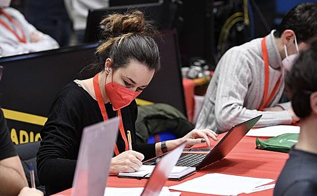 Marta Bollini cubriendo un partido de ACB para su medio italiano.