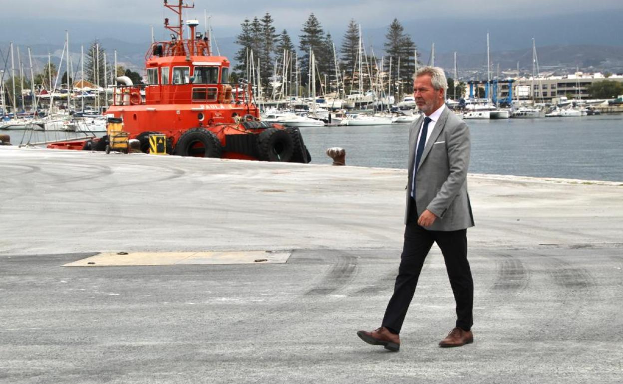 El Puerto de Motril acondiciona sus viales internos para mejorar el desplazamiento de las grúas móviles