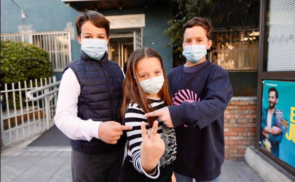 Niños en la puerta del centro de salud de Zaidín Centro tras vacunarse. 