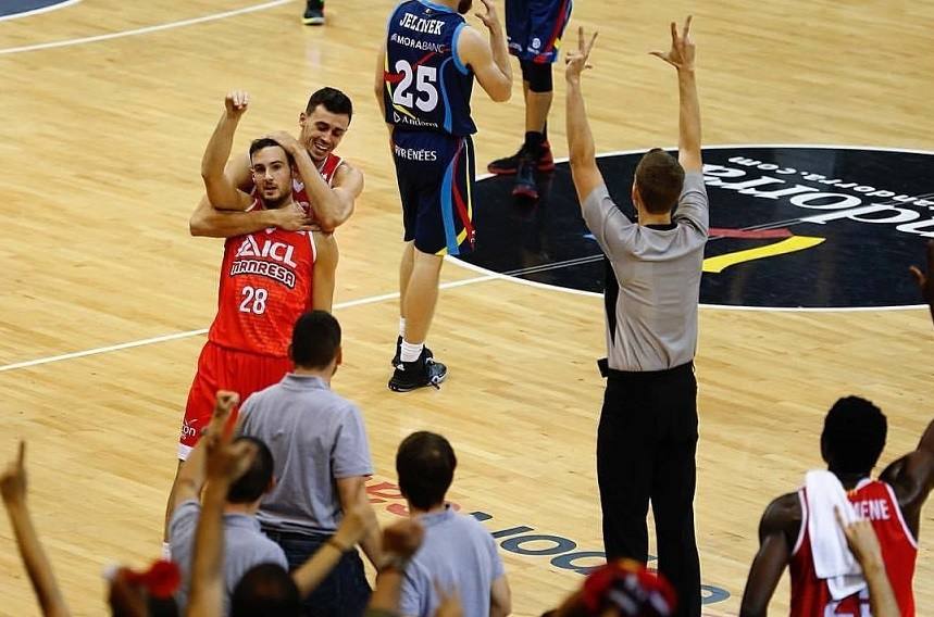 Tomàs abraza a Costa tras un triple del base desde su campo en la Lliga Catalana de 2016. 