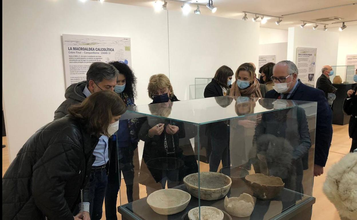 Las autoridades contemplan algunas de las piezas expuestas en el Museo de Jaén. 