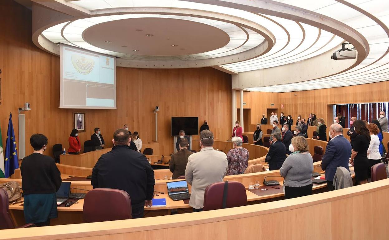 Minuto de silencio antes de comenzar el pleno extraordinario de debate del estado de la provincia. 