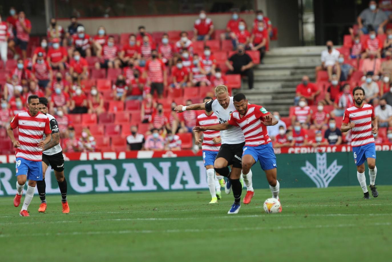 Luis Suárez conduce un balón en el Granada-Valencia de la primera vuelta. 