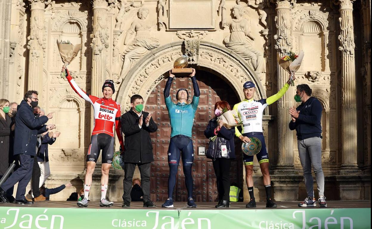 El podio de la prueba, con Alexey Lutsenko levantando la aceituna dorada, obra del artesano alfarero, Tito. luis ángel gómez. 