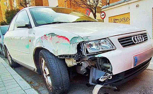 El vehículo tras choca contra el mobiliario urbano.