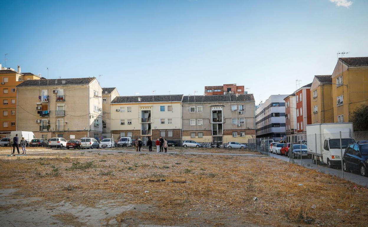 Solar en el barrio de Santa Adela, entre el nuevo edificio y algunas de las casas viejas.