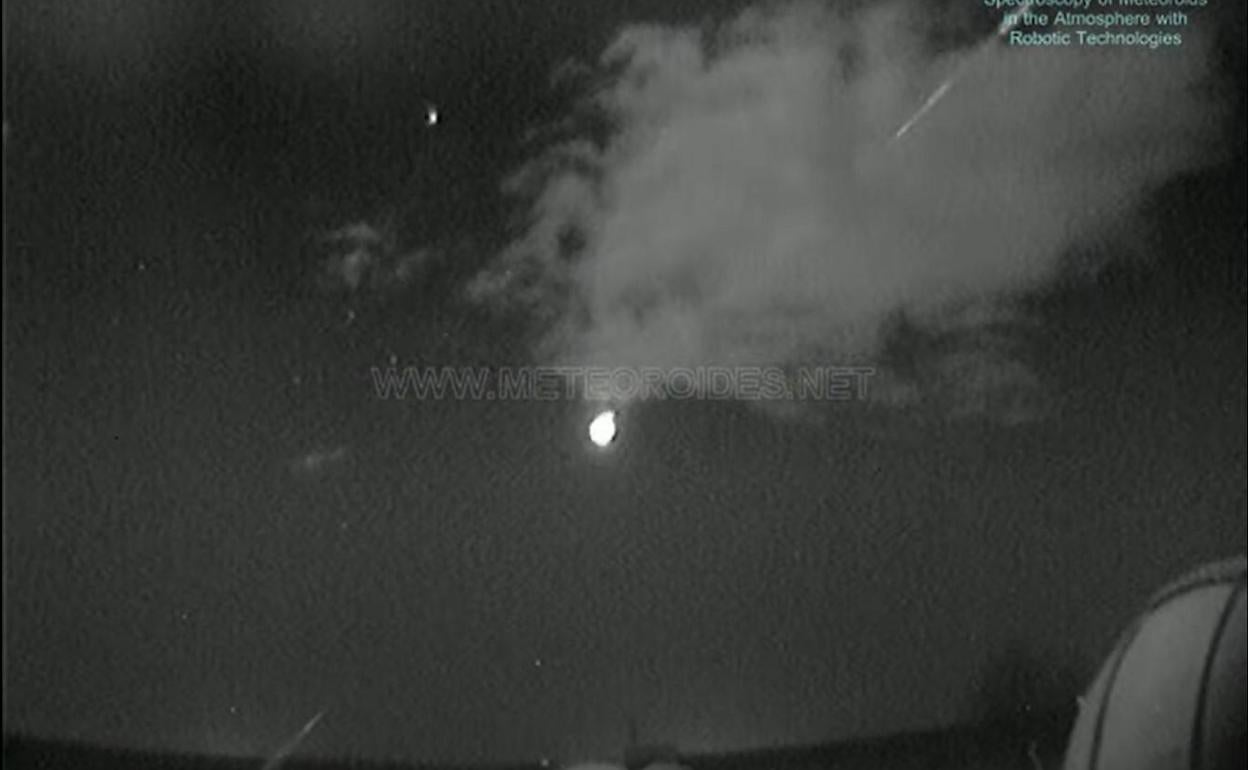 La bola de fuego emitió varios destellos durante su recorrido. 