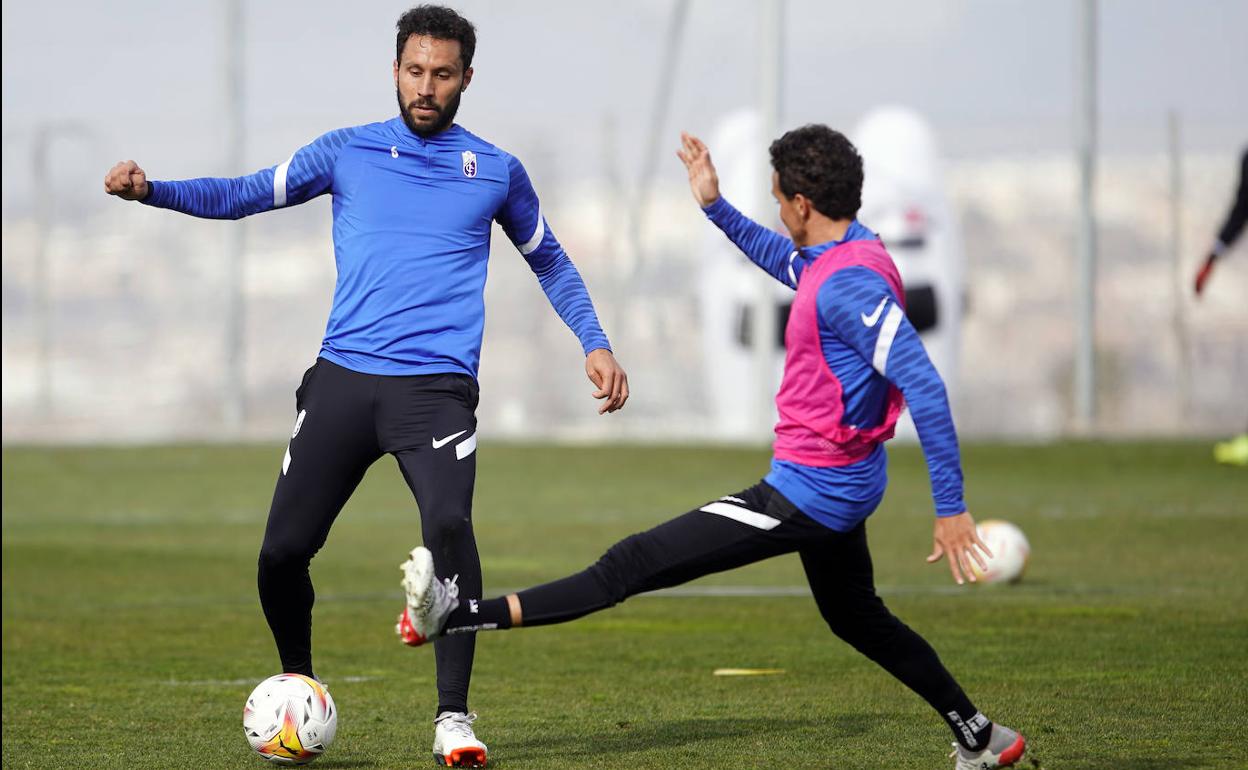 Germán Sánchez juega un balón en un entrenamiento anterior ante Luis Milla. 
