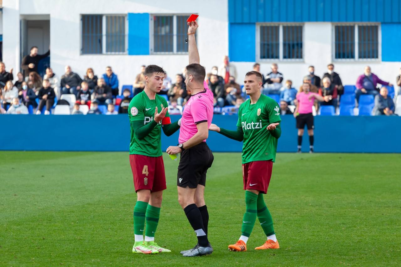 Sergio Barcia protesta al colegiado tras ver la tarjeta roja. 