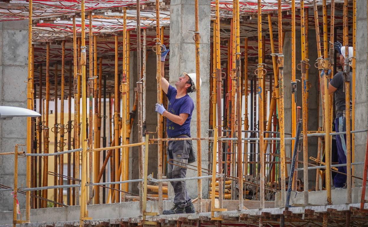 Un obrero trabaja en labores de construcción el pasado 17 de abril de 2020. 