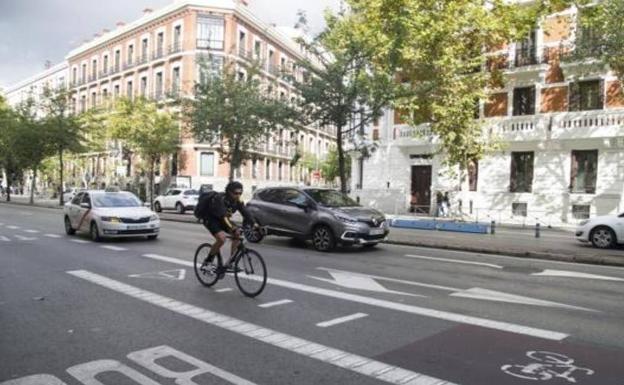 Un ciclista en carretera.