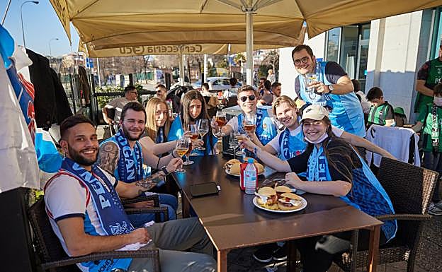 Los breoganistas posan entre tapas y cañas antes de su partido.