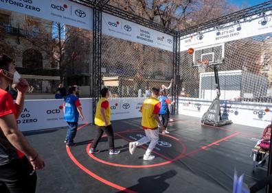 Imagen secundaria 1 - La Copa &#039;colorea&#039; el Centro de Granada en la gran fiesta del baloncesto