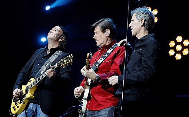 Álvaro Urquijo, Ramón Arroyo y Mikel Erentxun, en el concierto homenaje a Enrique Urquijo en el Wizinkk Center de Madrid. 