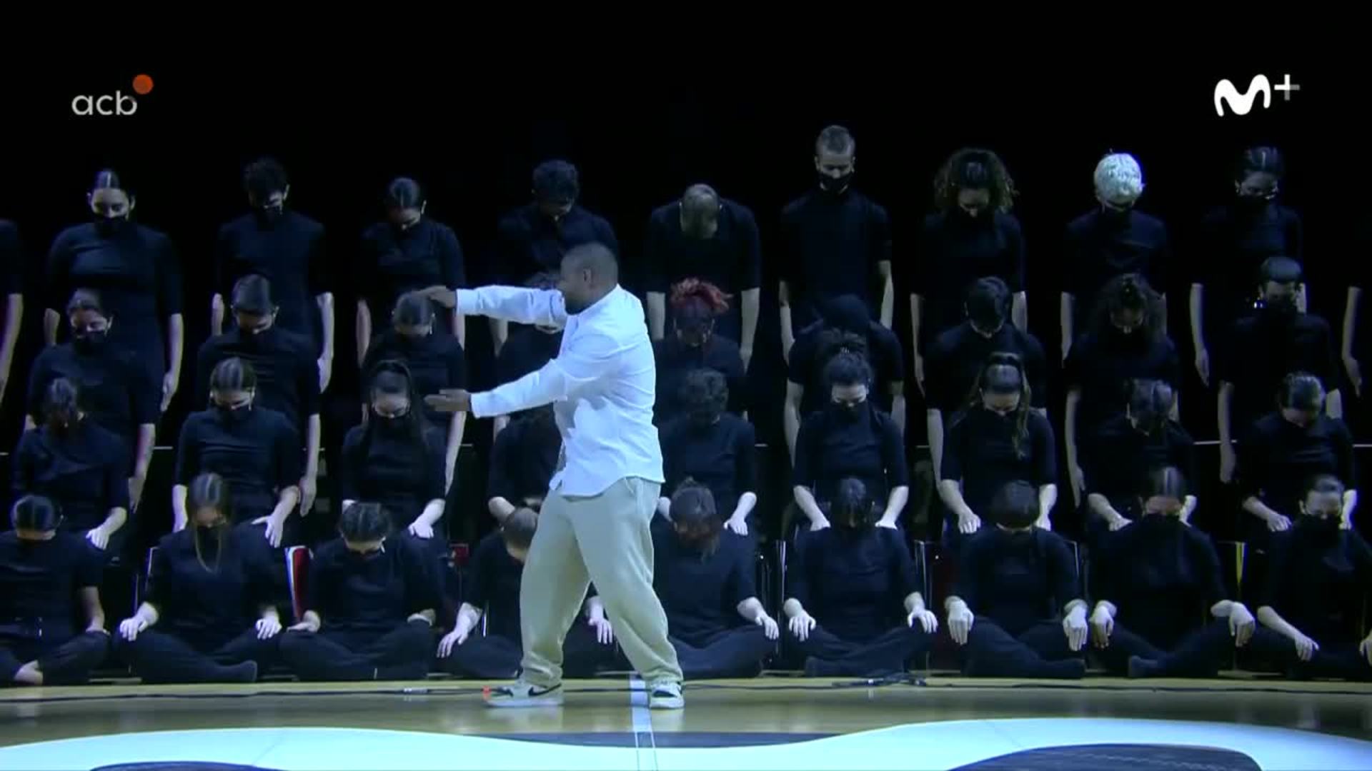 La espectacular coreografía de Sadeck Waff y 64 bailarines