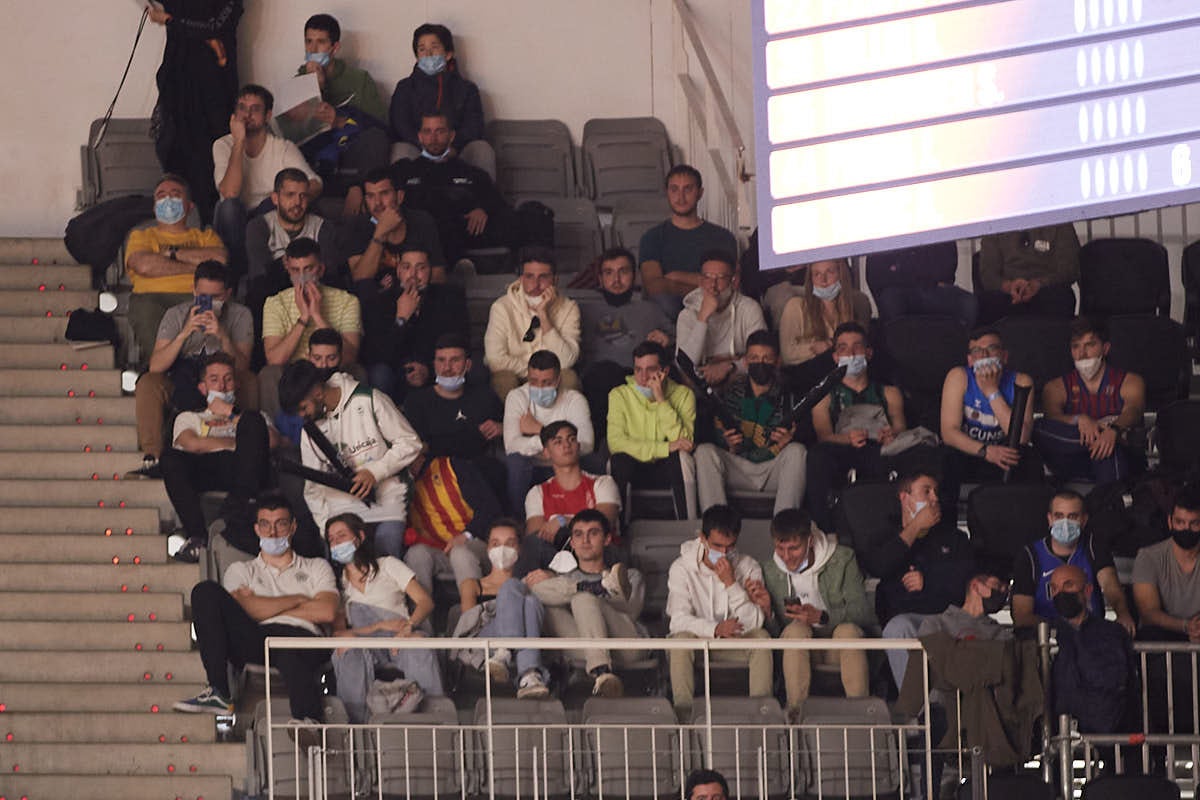 Todas las imágenes de la grada del Palacio de los Deportes de Granada durante el primer duelo de cuartos de la Copa del Rey de Baloncesto