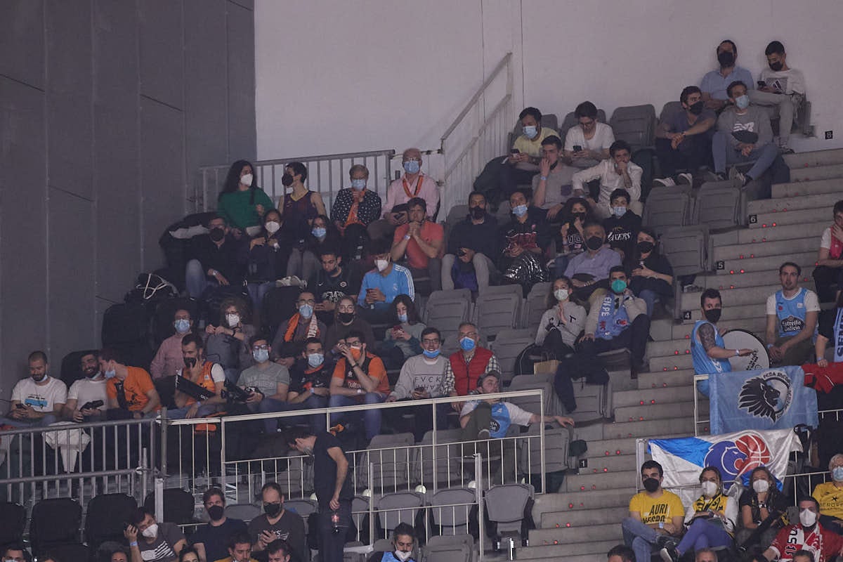 Las imágenes de las gradas del Palacio de los Deportes de Granada en el segundo encuentro de cuartos de final
