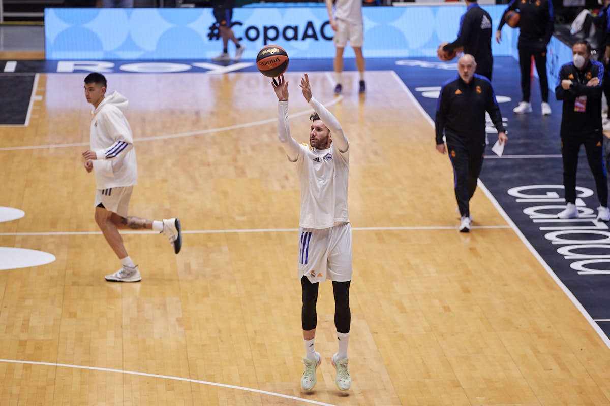 Los de Laso entrenan en la instalación del Zaidín antes del choque ante el Breogán Lugo