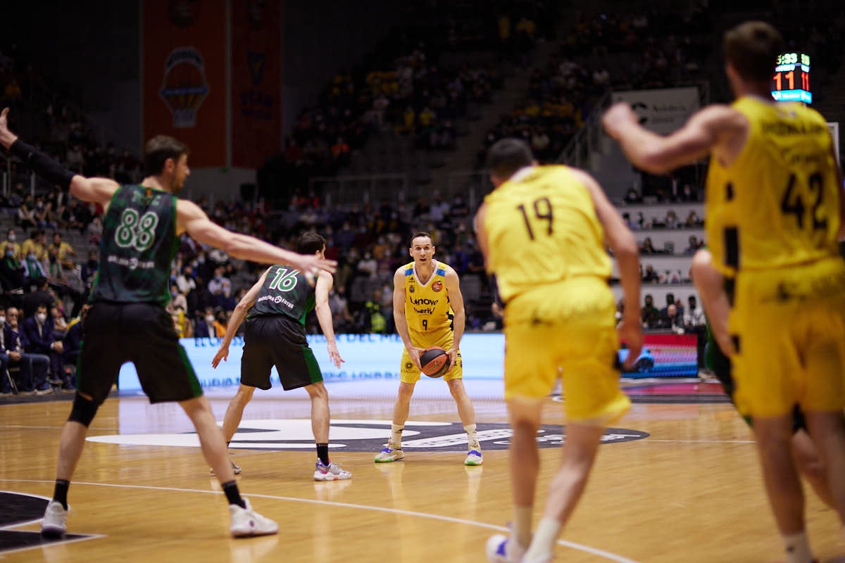 Todas las fotos del primer encuentro de cuartos de la Copa del Rey de Baloncesto que se celebra en Granada