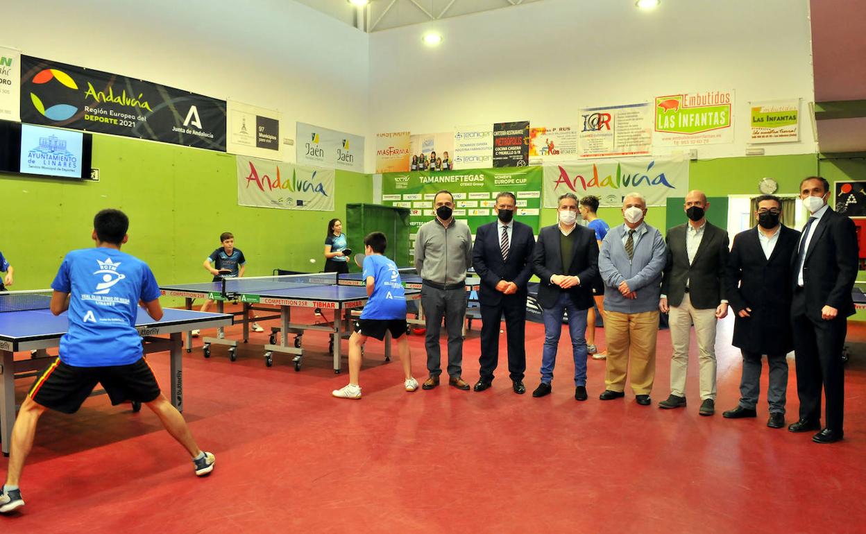 Autoridades y representantes educativos y deportivos en las instalaciones del Real Club Tenis de Mesa. 