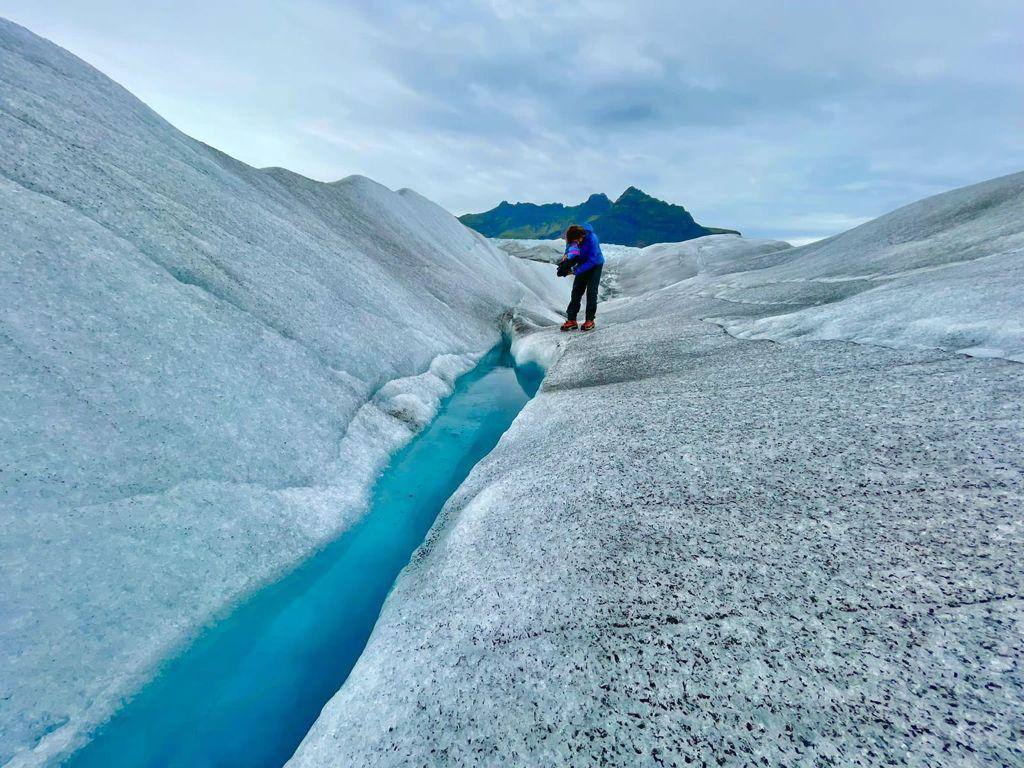 Imagen secundaria 2 - La expedición de Desafío Ártico. Candela con su compañera Sheila y una imagen de los impresionantes paísajes del glaciar. 