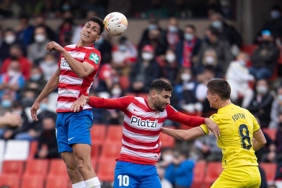 Torrente se alza en el área contraria para cabecear un balón. 
