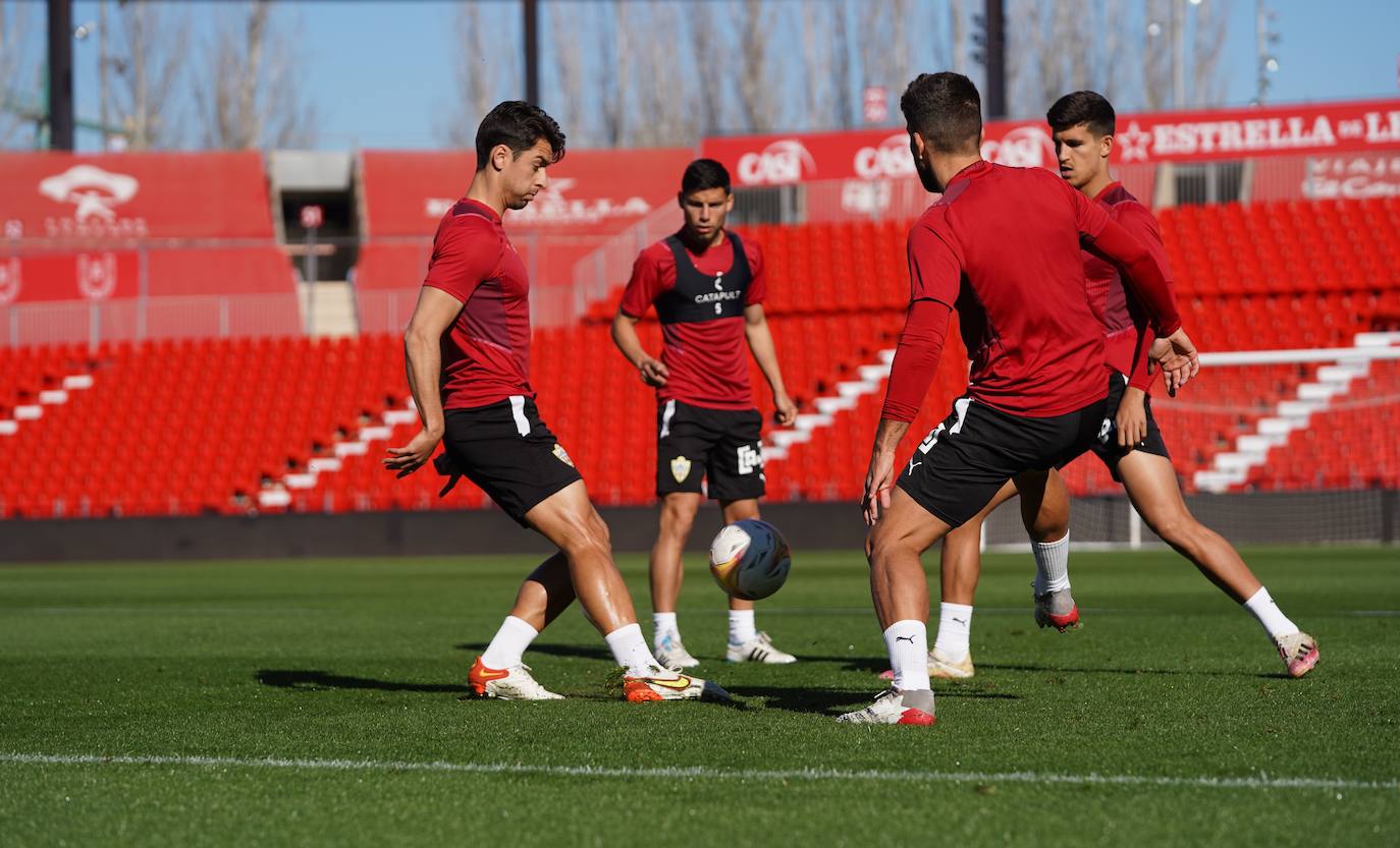 Los rojiblancos, conscientes de lo que se juegan, no miran los que hacen los rivales; los únicos resultados que cuentan son los propios y ganar al Mirandés es un paso al frente. 