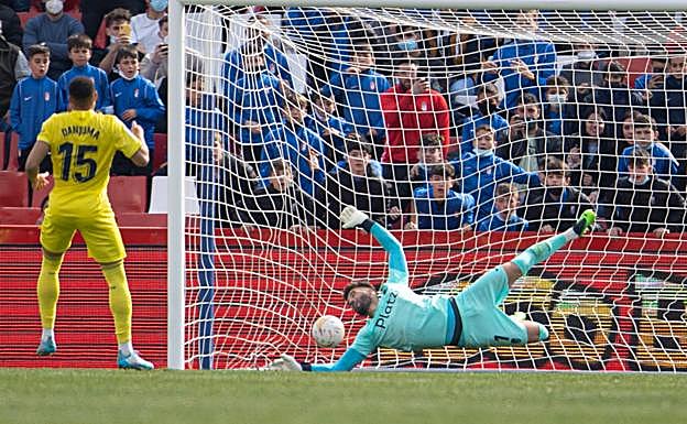 Danjuma marca uno de sus penaltis. 