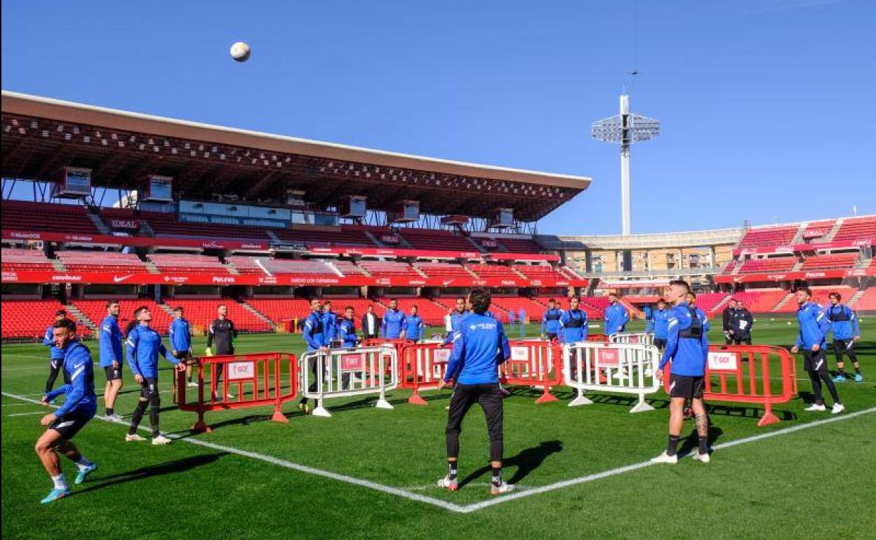 Los futbolistas del Granada lanzan hacia el cielo una pelota en el último entrenamiento previo al partido en Los Cármenes. 