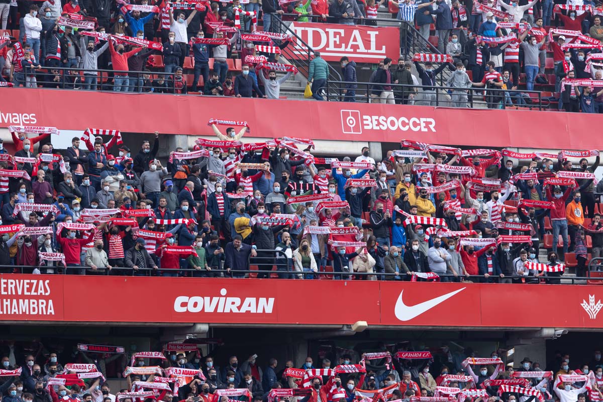 Fotos: Encuéntrate en la grada de Los Cármenes en el Granada-Villarreal
