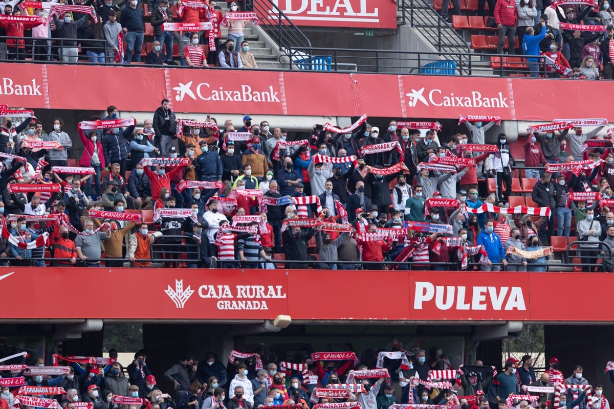 Fotos: Encuéntrate en la grada de Los Cármenes en el Granada-Villarreal