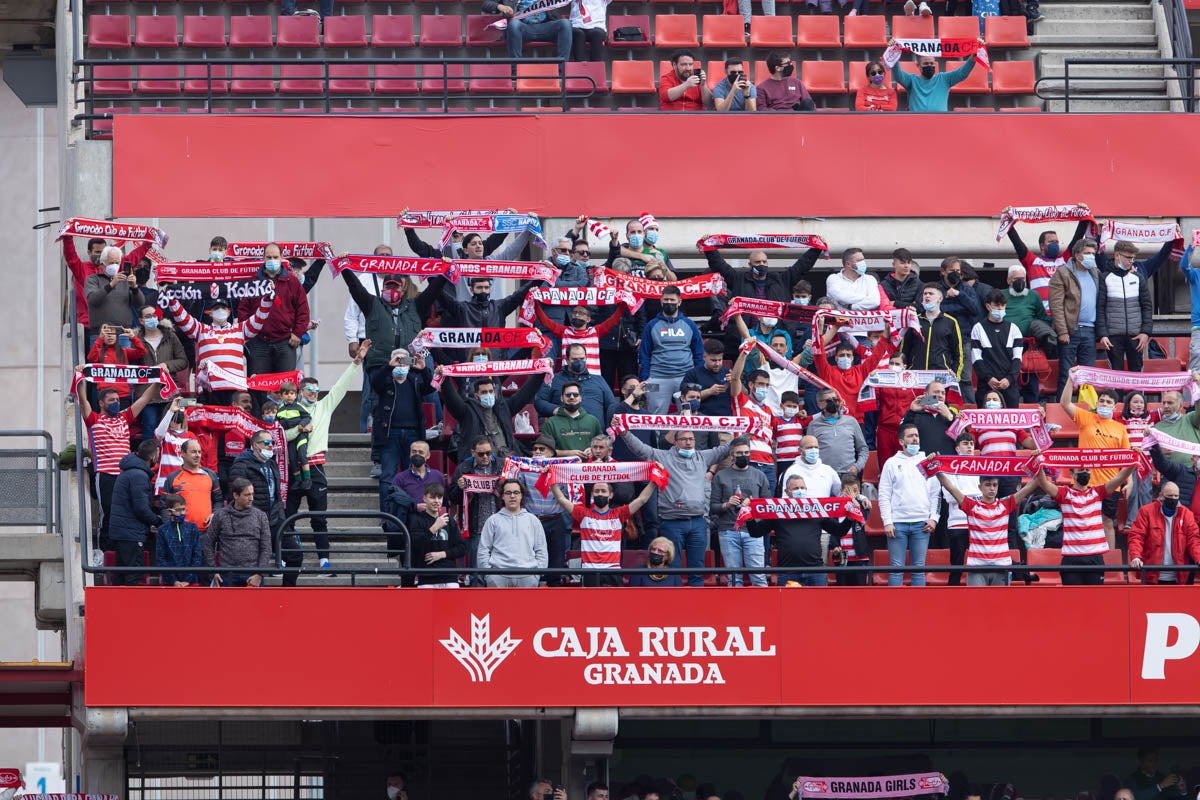 Fotos: Encuéntrate en la grada de Los Cármenes en el Granada-Villarreal