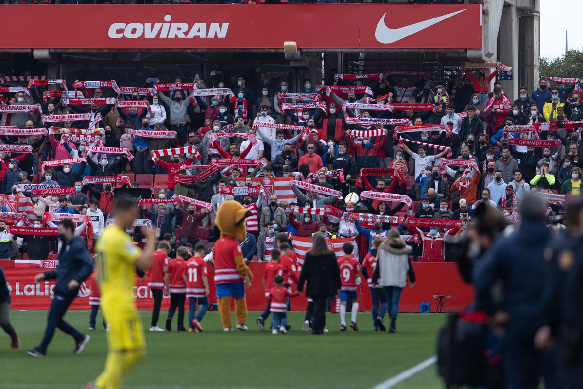 Fotos: Encuéntrate en la grada de Los Cármenes en el Granada-Villarreal