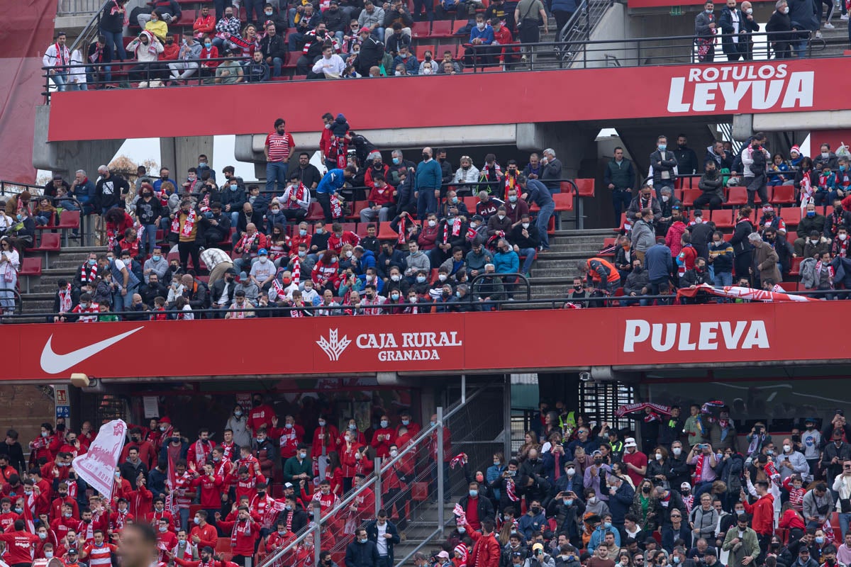 Fotos: Encuéntrate en la grada de Los Cármenes en el Granada-Villarreal