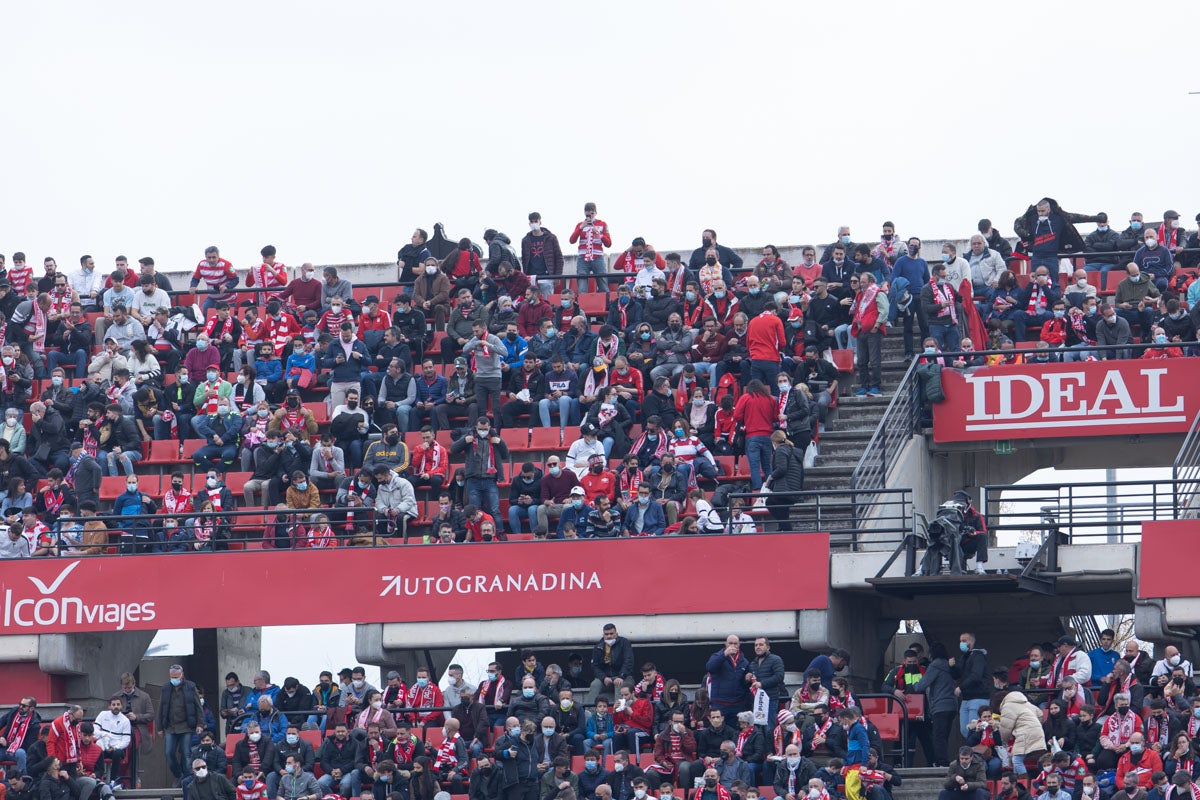 Fotos: Encuéntrate en la grada de Los Cármenes en el Granada-Villarreal