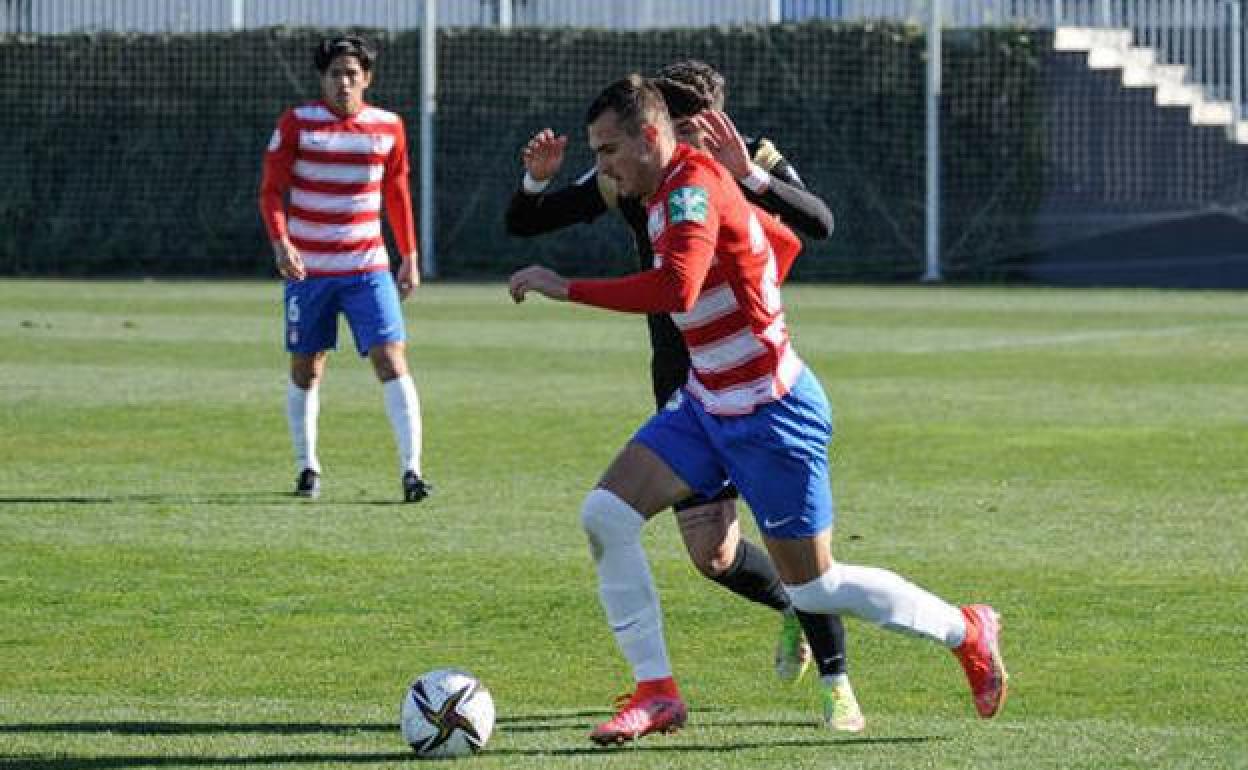 Brau avanza con el balón ante la presión de un rival. 