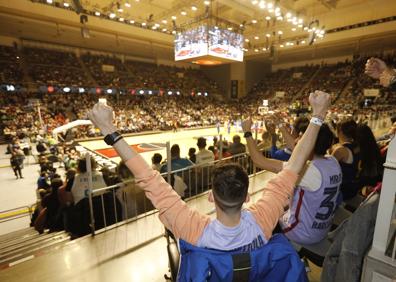 Imagen secundaria 1 - Del quirófano en Barcelona a la Copa del Rey en Granada por pasión azulgrana