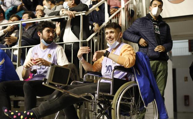 Imagen principal - Del quirófano en Barcelona a la Copa del Rey en Granada por pasión azulgrana