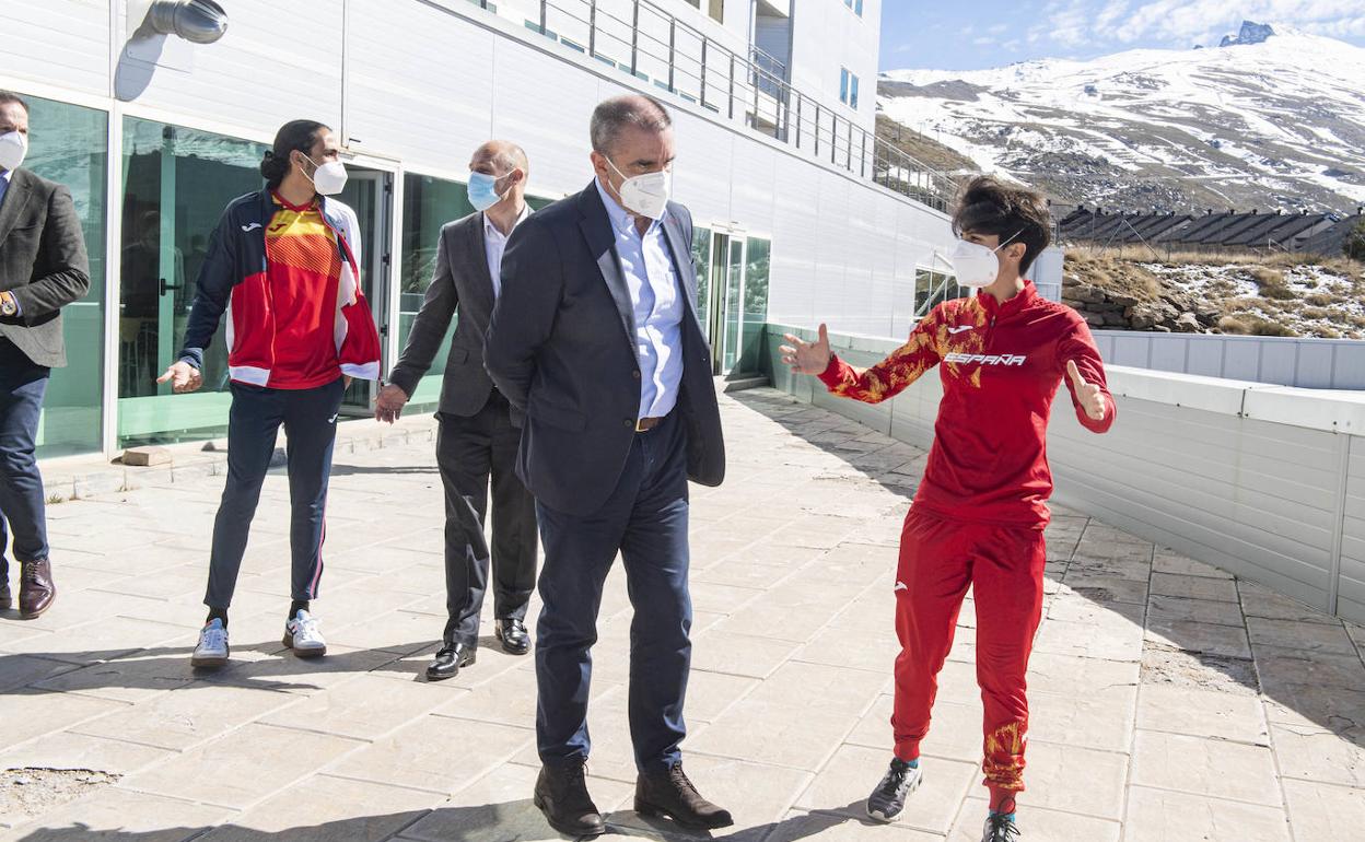 José Manuel Franco, director general del Consejo Superior de Deportes, conversa con María Pérez en la visita. 