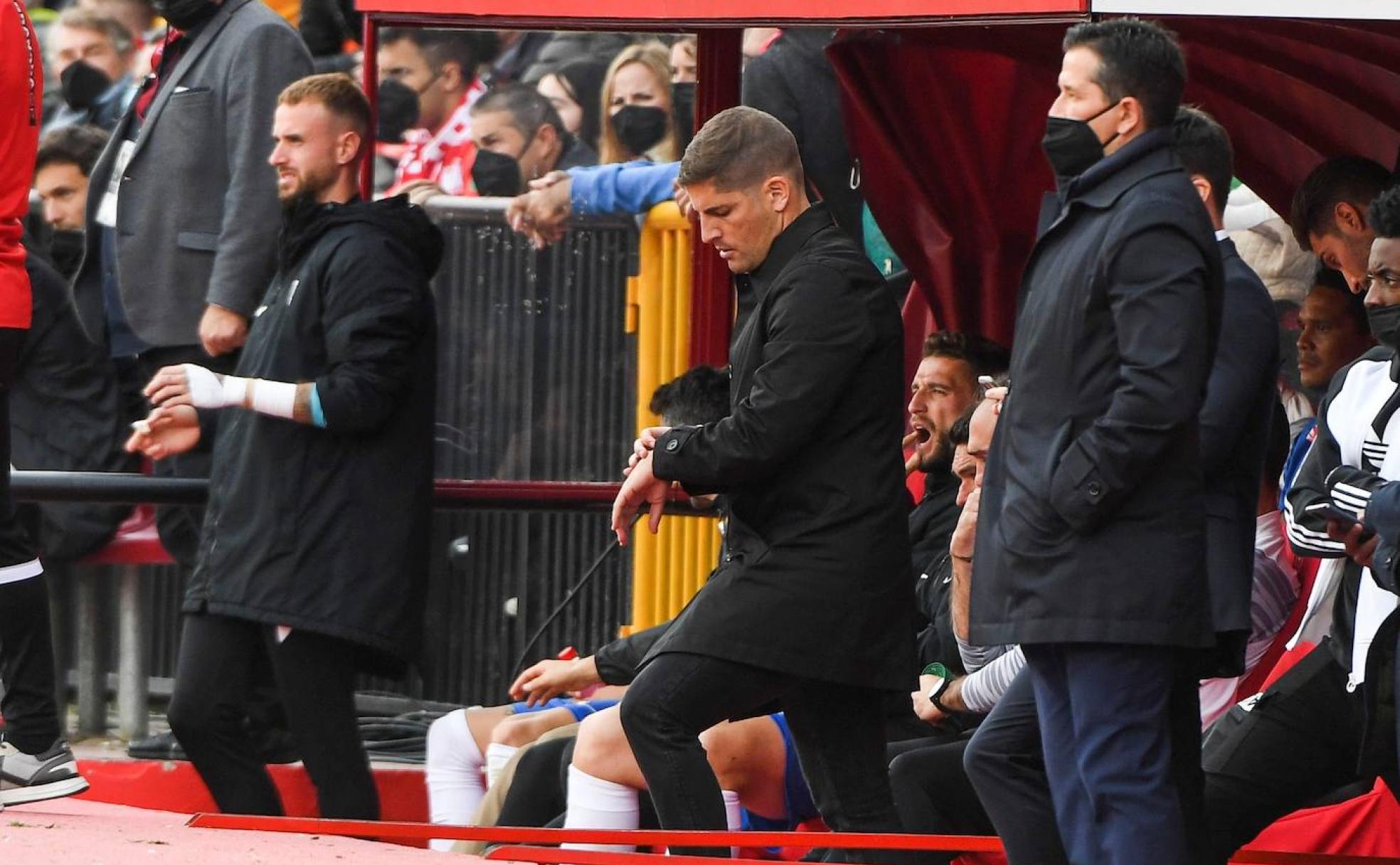 Robert Moreno mira su reloj en un instante del partido frente al Villarreal. 