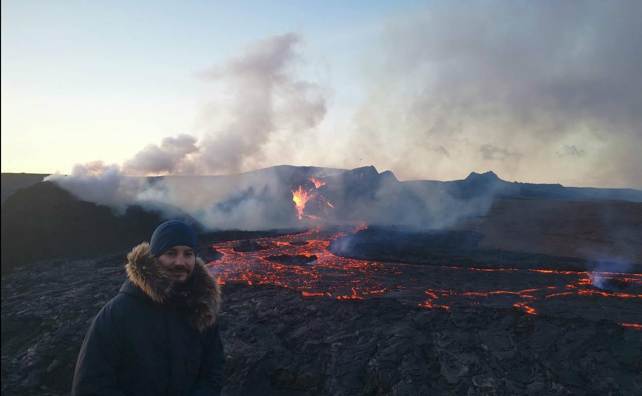 El investigador granadino posa ante un volcán..