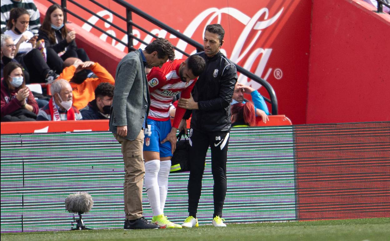 Maxime Gonalons es atendido por el servicio médico tras su lesión en el partido frente al Villarreal.