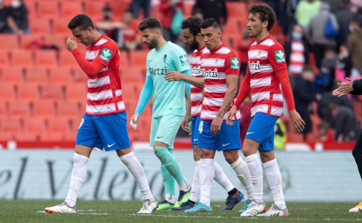 Los futbolistas del Granada se retiran del campo desolados tras caer con el Villarreal. 