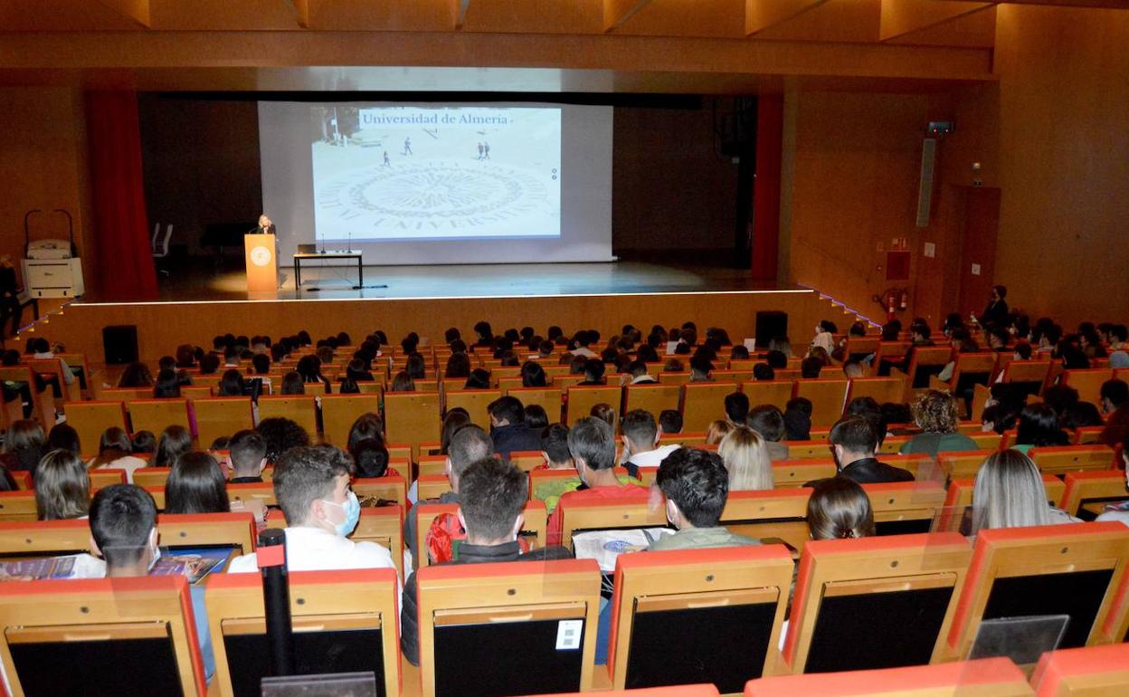 Momento de la bienvenida, ayer, a los 400 estudiantes que asitieron a la primera jornada de puertas abiertas. 